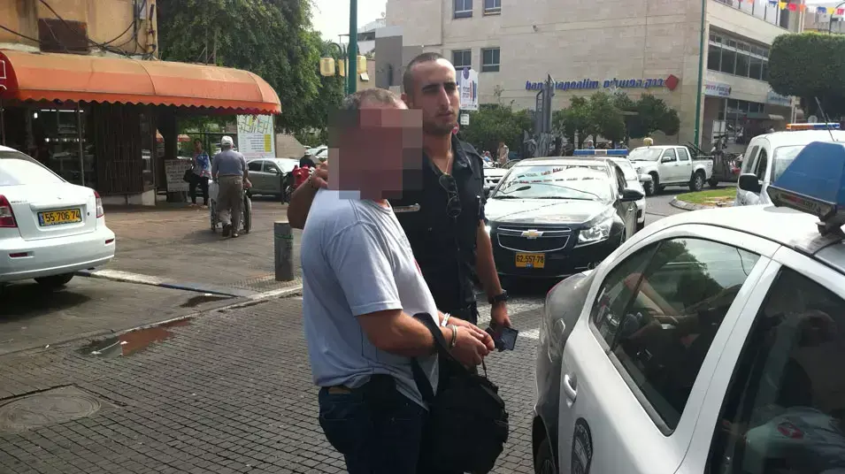 אדם ניסה לשדוד סניף בנק בחדרה, אביו עצר בעדו. יולי 2012 אדם ניסה לשדוד סניף בנק בחדרה, אביו עצר בעדו. יולי 2012