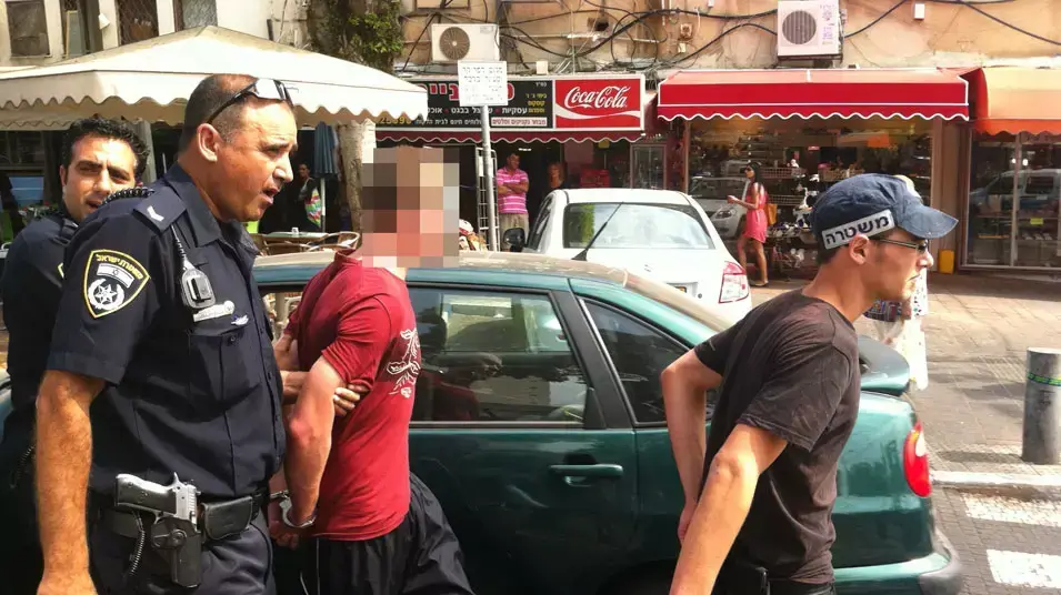 אדם ניסה לשדוד סניף בנק בחדרה, אביו עצר בעדו. יולי 2012 אדם ניסה לשדוד סניף בנק בחדרה, אביו עצר בעדו. יולי 2012