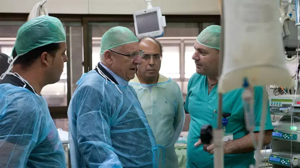 יושב ראש הכנסת ראובן רובי ריבלין מבקר את דניאל פחימה שנפצע קשה בפיגוע בבורגאס, יולי 2012 יושב ראש הכנסת ראובן רובי ריבלין מבקר את דניאל פחימה שנפצע קשה בפיגוע בבורגאס, יולי 2012
