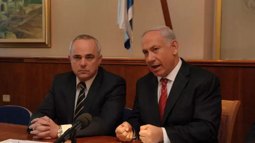 ראש הממשלה בנימין נתניהו ושר האוצר יובל שטייניץ במהלך דיון כלכלי, יולי 2012 ראש הממשלה בנימין נתניהו ושר האוצר יובל שטייניץ במהלך דיון כלכלי, יולי 2012