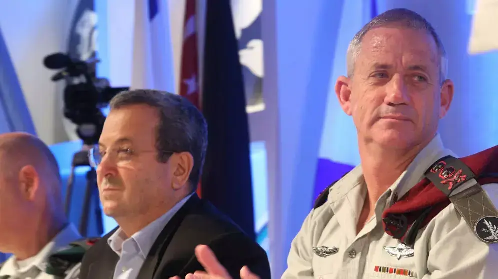 הרמטכ"ל בני גנץ ושר הביטחון אהוד ברק בטקס סיום קורס המכללה לביטחון לאומי בגלילות, יולי 2012 הרמטכ"ל בני גנץ ושר הביטחון אהוד ברק בטקס סיום קורס המכללה לביטחון לאומי בגלילות, יולי 2012