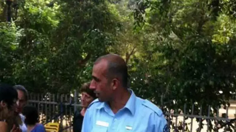 פקח עיריית תל אביב נותן דו"ח לעמותת "חברים לחיים" ביום אימוץ בגן מאיר, תל אביב פקח עיריית תל אביב נותן דו"ח לעמותת "חברים לחיים" ביום אימוץ בגן מאיר, תל אביב