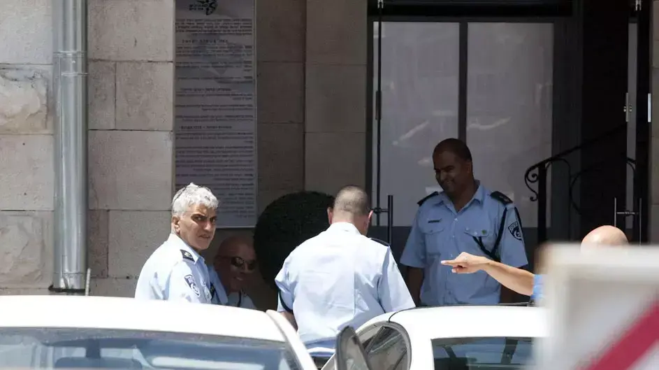 ניצב מני יצחקי , מפקד מחוז ירושלים בפועל בכניסה לדיון במטה בעקבות פרשת עבירות המין של ניצב ניסו שחם, יולי 2012 ניצב מני יצחקי , מפקד מחוז ירושלים בפועל בכניסה לדיון במטה בעקבות פרשת עבירות המין של ניצב ניסו שחם, יולי 2012