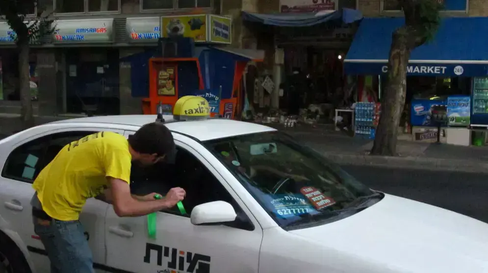 חלוקת אלפי סרטים ירוקים על ידי תנועת התעוררות בירושלים למזדהים עם המאבק לשוויון בנטל, יולי 2012 חלוקת אלפי סרטים ירוקים על ידי תנועת התעוררות בירושלים למזדהים עם המאבק לשוויון בנטל, יולי 2012