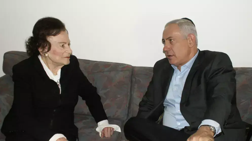 ראש הממשלה בנימין נתניהו יחד עם השופטת מרים בן פורת בזמן ביקור תנחומים בשבעה של הפרופסור בן ציון נתניהו ראש הממשלה בנימין נתניהו יחד עם השופטת מרים בן פורת בזמן ביקור תנחומים בשבעה של הפרופסור בן ציון נתניהו