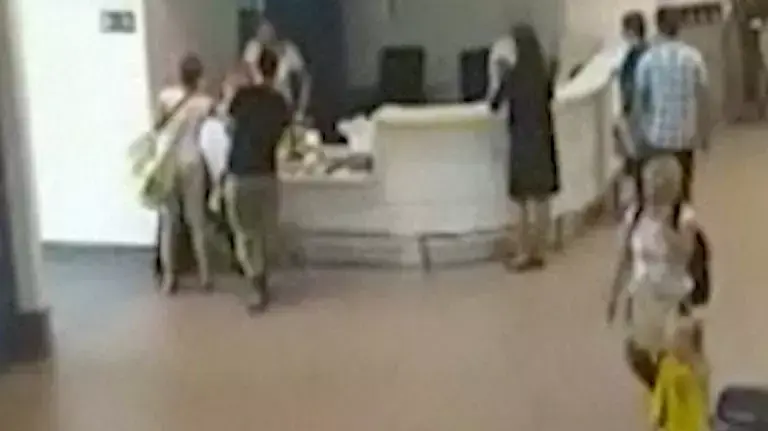 הורים נטשו בת שנתיים בשדה התעופה - וטסו לחופשה