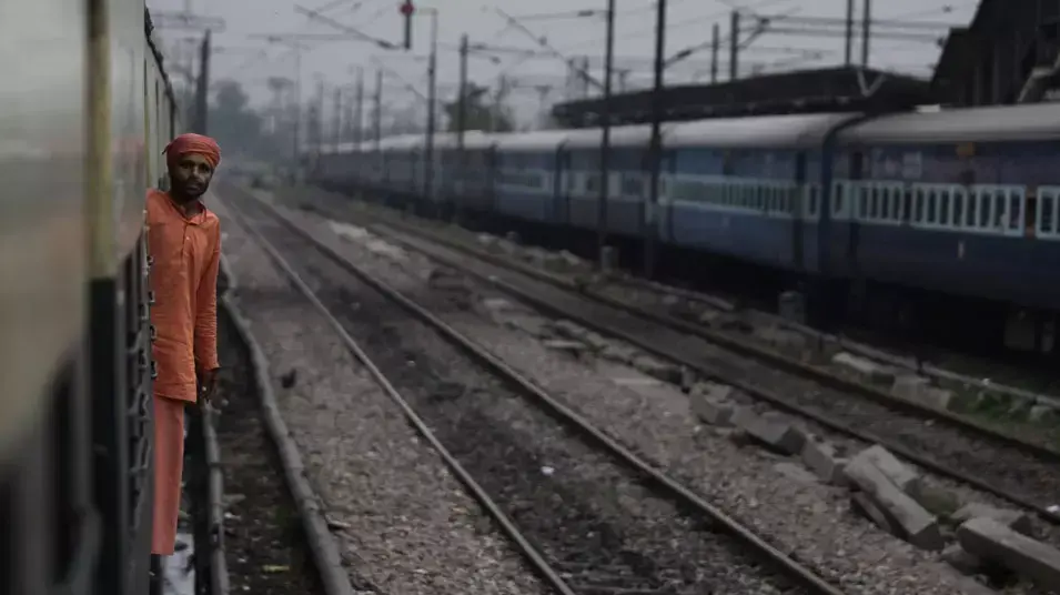 תחנת הרכבת הראשית של ניו דלהי, בירת הודו, בזמן הפסקת חשמל שגרמה לכל הרכבות לעצור, 30 ביולי 2012 תחנת הרכבת הראשית של ניו דלהי, בירת הודו, בזמן הפסקת חשמל שגרמה לכל הרכבות לעצור, 30 ביולי 2012