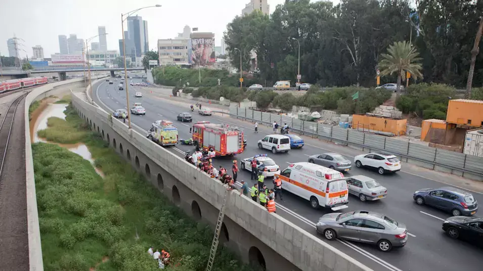 תאונת אופנוע במחלף השלום, תל אביב, יולי 2012 תאונת אופנוע במחלף השלום, תל אביב, יולי 2012
