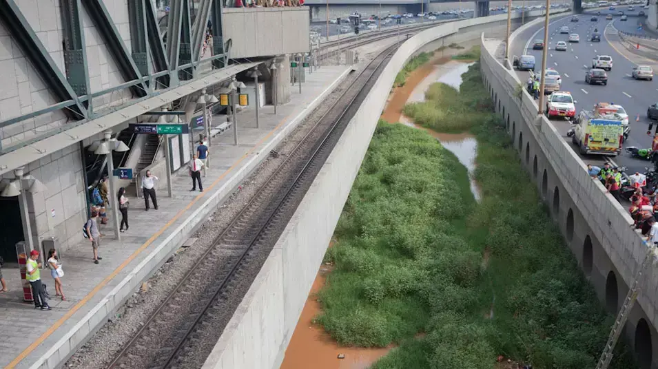 תאונת אופנוע במחלף השלום, תל אביב, יולי 2012 תאונת אופנוע במחלף השלום, תל אביב, יולי 2012