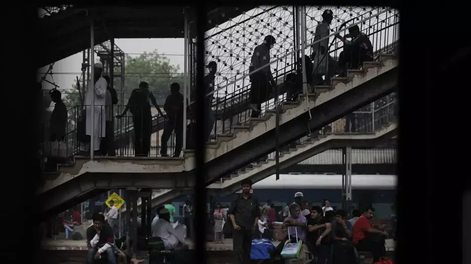 תחנת הרכבת הראשית של ניו דלהי, בירת הודו, בזמן הפסקת חשמל שגרמה לכל הרכבות לעצור, 30 ביולי 2012
