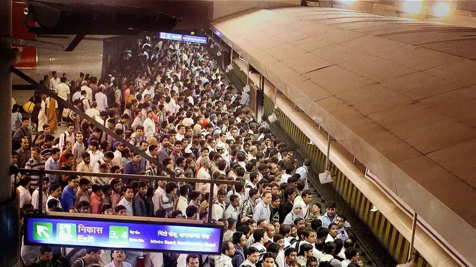 תחנה של הרכבת התחתית בזמן הפסקת חשמל, ניו דלהי בירת הודו, 30 ביולי 2012 תחנה של הרכבת התחתית בזמן הפסקת חשמל, ניו דלהי בירת הודו, 30 ביולי 2012