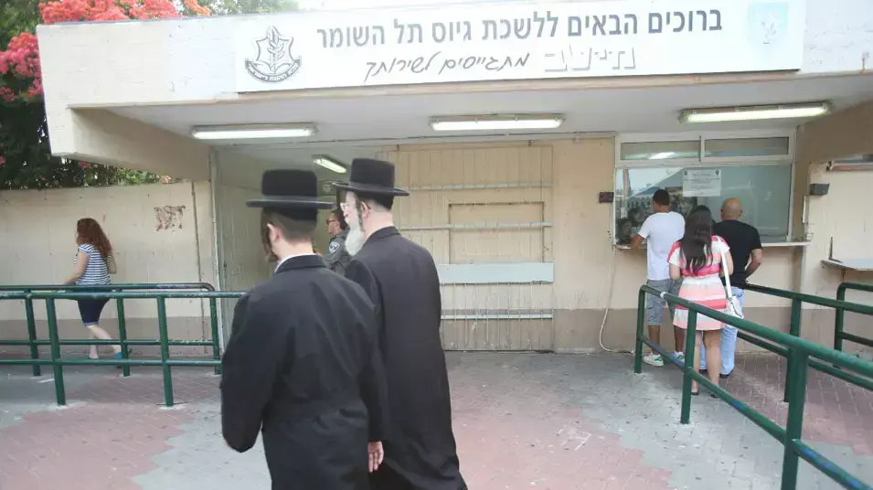 חרדים מגיעים להתגייס בבקו"ם יום אחרי פקיעת חול טל, בקו"ם, יולי 2012 חרדים מגיעים להתגייס בבקו"ם יום אחרי פקיעת חול טל, בקו"ם, יולי 2012