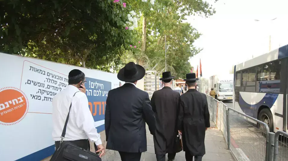 חרדים מגיעים להתגייס בבקו"ם יום אחרי פקיעת חול טל, בקו"ם, יולי 2012