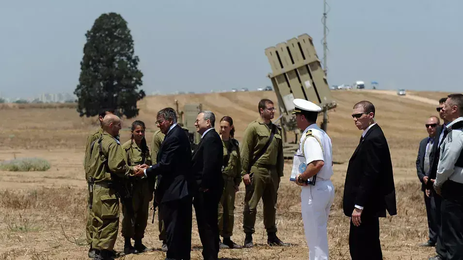 שר הביטחון אהוד ברק ושר ההגנה האמריקאי לאון פנטה בסיור בכיפת ברזל , אשקלון, יולי 2012 שר הביטחון אהוד ברק ושר ההגנה האמריקאי לאון פנטה בסיור בכיפת ברזל , אשקלון, יולי 2012