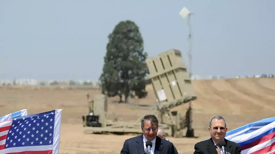 שר הביטחון אהוד ברק ושר ההגנה האמריקאי לאון פנטה בסיור בכיפת ברזל , אשקלון, יולי 2012 שר הביטחון אהוד ברק ושר ההגנה האמריקאי לאון פנטה בסיור בכיפת ברזל , אשקלון, יולי 2012
