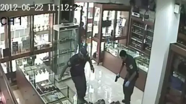 שוטרים מכים באכזריות חשוד לא חמוש שוטרים מכים באכזריות חשוד לא חמוש