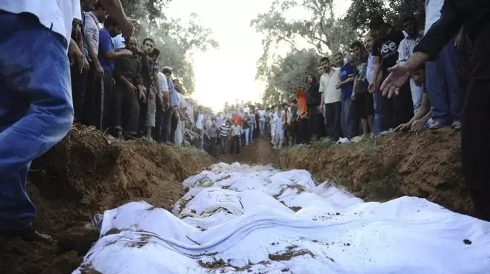 קבר אחים של הרוגים במעשה טבח בפרבר ג'דיידת ארטוז של בירת סוריה, דמשק, 1 באוגוסט 2012 קבר אחים של הרוגים במעשה טבח בפרבר ג'דיידת ארטוז של בירת סוריה, דמשק, 1 באוגוסט 2012