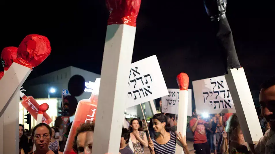 פעילי המחאה מפגינים ברחבת הבימה בתל אביב