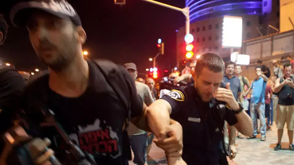 ליל ההפגנות: עימותים, מעצרים וחטיפת מיקרופונים