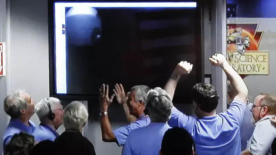 חיבוקים בחדר הבקרה של נאס"א בפסדינה לאחר נחיתת הגשושית "קיוריוסיטי" על המאדים, 6 באוגוסט 2012