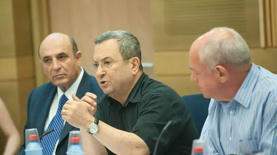 שר הביטחון אהוד ברק ויו"ר קדימה שאול מופז בוועדת חוץ וביטחון, כנסת, יולי 2012 שר הביטחון אהוד ברק ויו"ר קדימה שאול מופז בוועדת חוץ וביטחון, כנסת, יולי 2012