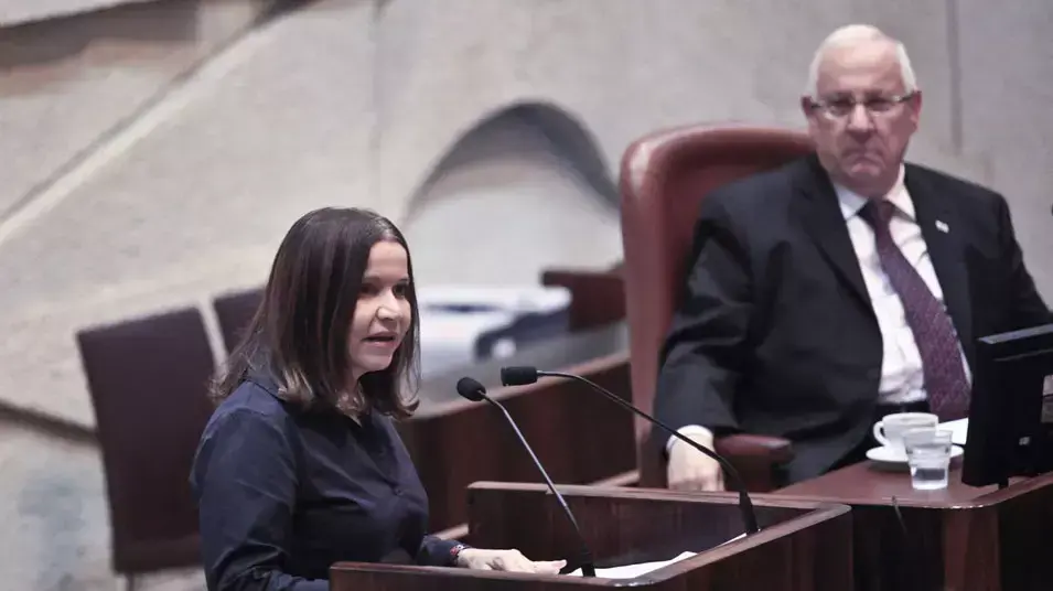 יו"ר מפלגת העבודה שלי יחימוביץ במליאה, כנסת, יולי 2012