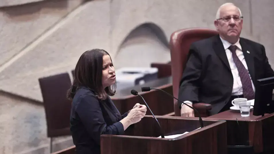 יו"ר מפלגת העבודה שלי יחימוביץ במליאה, כנסת, יולי 2012 יו"ר מפלגת העבודה שלי יחימוביץ במליאה, כנסת, יולי 2012