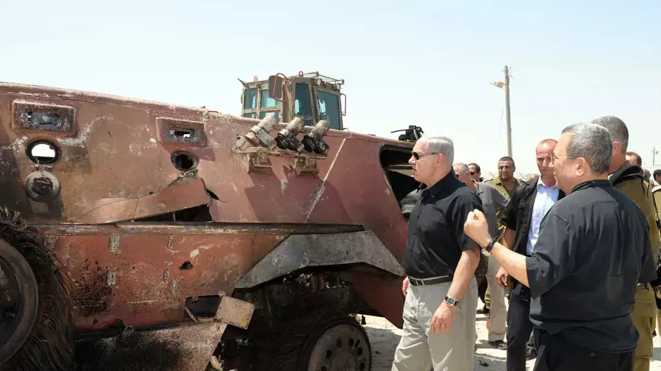 ראש הממשלה בנימין נתניהו, ושר הביטחון אהוד ברק במקום חדירת המחבלים , אוגוסט 2012 ראש הממשלה בנימין נתניהו, ושר הביטחון אהוד ברק במקום חדירת המחבלים , אוגוסט 2012