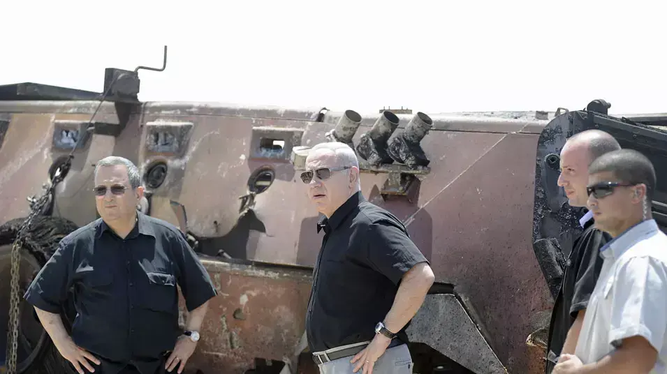 ראש הממשלה בנימין נתניהו, ושר הביטחון אהוד ברק במקום חדירת המחבלים , אוגוסט 2012
