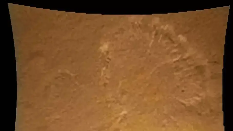 פני השטח של מאדים כפי שצולמו על ידי הגשושית "קיוריוסיטי", רגעים לפני שנחתה עליו, 6 באוגוסט 2012 פני השטח של מאדים כפי שצולמו על ידי הגשושית "קיוריוסיטי", רגעים לפני שנחתה עליו, 6 באוגוסט 2012