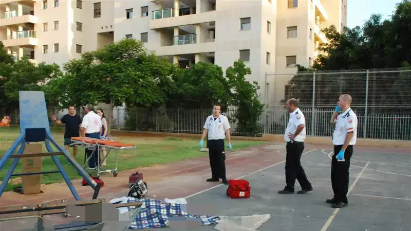 נער בן 15 נהרג לאחר שעמוד כדורסל נפל על ראשו ברמת אביב החדשה, אוגוסט 2012