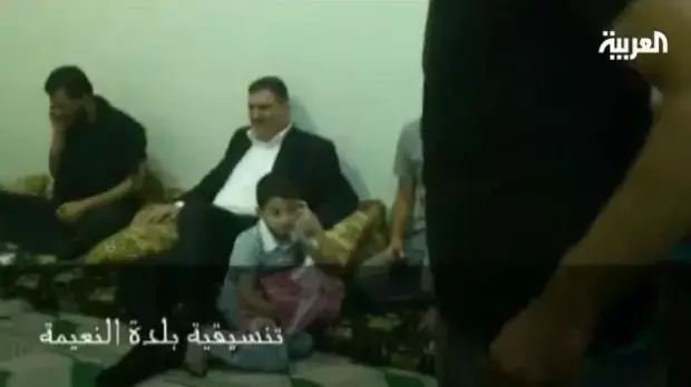 מתוך סרטון שפרסמה רשת "אל-ערבייה", בו נראה ראש ממשלת סוריה לשעבר, ריאד חג'אב, עם בני משפחתו בעיר הדרומית דרעא, זמן קצר לפני שערק ועבר את הגבול לירדן, אוגוסט 2012