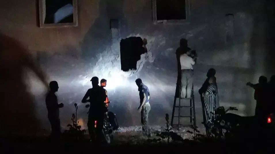בניין שניזוק מהפגזות צבא סוריה בעיירה בינש במחוז אידליב הצפוני, אוגוסט 2012