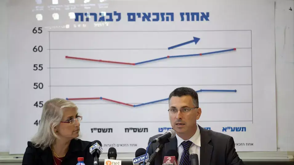 שר החינוך גדעון סער במסיבת עיתונאים על אחוז הזכאים לבגרות, אוגוסט 2012 שר החינוך גדעון סער במסיבת עיתונאים על אחוז הזכאים לבגרות, אוגוסט 2012
