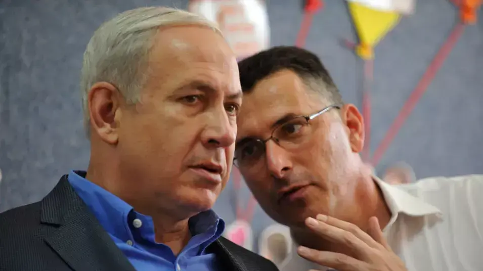 ראש הממשלה בנימין נתניהו ושר החינוך גדעון סער מסיירים בגני ילדים חדשים ברחובות שנבנו בעקבות החלטת הממשלה על חוק חינוך חינם מגיל 3, אוגוסט 2012 ראש הממשלה בנימין נתניהו ושר החינוך גדעון סער מסיירים בגני ילדים חדשים ברחובות שנבנו בעקבות החלטת הממשלה על חוק חינוך חינם מגיל 3, אוגוסט 2012