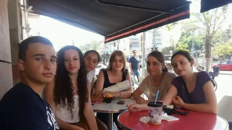 חבריו של אלון רונן סהר ניצן , עדי גל , ניצן אטיאס, שני שקד, לירון מזרחי ,יעל רייצפלד,אוגוסט ,2012 חבריו של אלון רונן סהר ניצן , עדי גל , ניצן אטיאס, שני שקד, לירון מזרחי ,יעל רייצפלד,אוגוסט ,2012