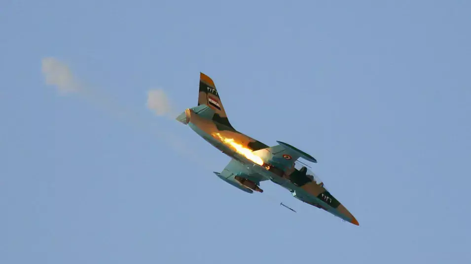 מטוס L-39 של חיל האוויר הסורי משגר רקטות לעבר בתי תושבים בתל רפעת, ליד חלב. אוגוסט 2012