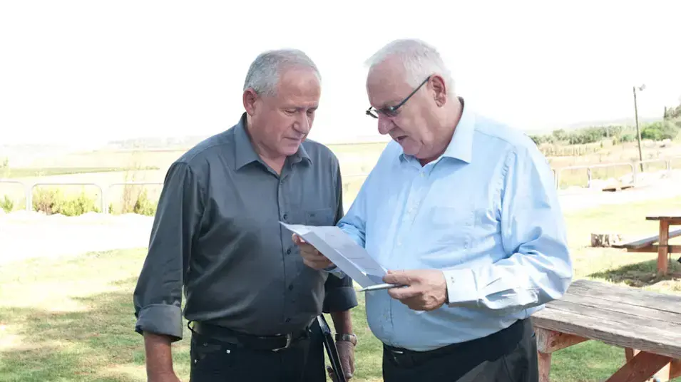 רובי ריבלין חותם על מכתב ההתפטרות של אבי דיכטר , אוגוסט 2012 רובי ריבלין חותם על מכתב ההתפטרות של אבי דיכטר , אוגוסט 2012