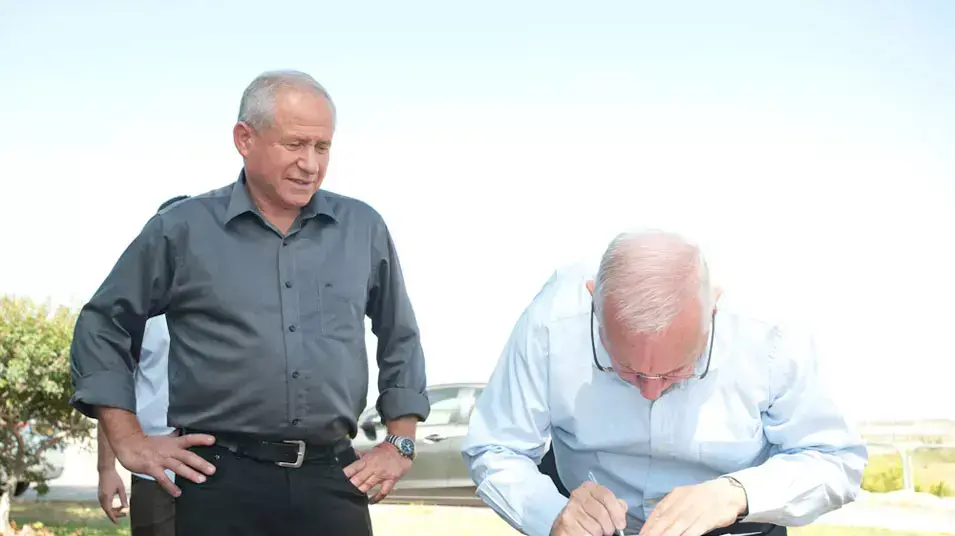 רובי ריבלין חותם על מכתב ההתפטרות של אבי דיכטר , אוגוסט 2012