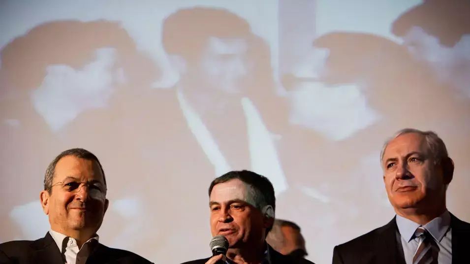 אהוד ברק, עוזי דיין ובנימין נתניהו בטקס לציון 40 שנה למבצע סבנה, מאי 2012 אהוד ברק, עוזי דיין ובנימין נתניהו בטקס לציון 40 שנה למבצע סבנה, מאי 2012