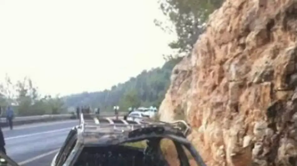 מתנחלים זרקו בקבוק תבערה על מונית של פלסטינים, שישה נפצעו, אוגוסט 2012 מתנחלים זרקו בקבוק תבערה על מונית של פלסטינים, שישה נפצעו, אוגוסט 2012