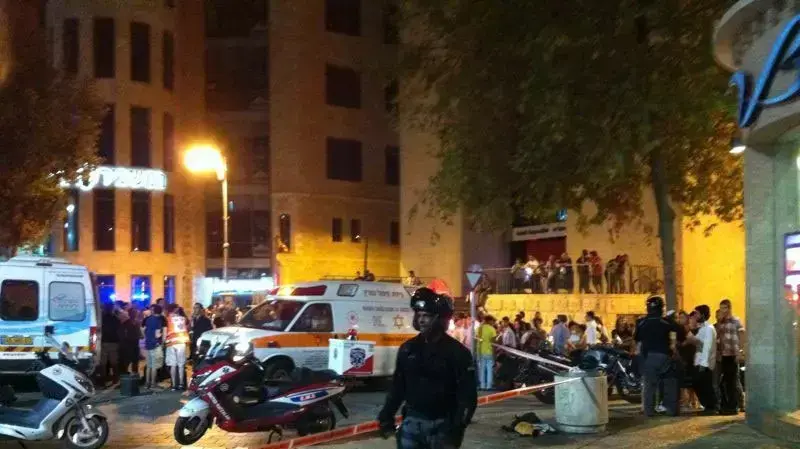 צעיר ערבי נפצע קשה במהלך קטטה בין יהודים לערבים בכיכר ציון בירושלים, אוגוסט 2012