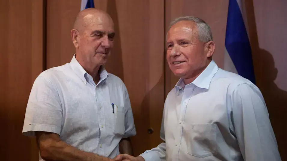 מתן וילנאי מעביר לאבי דיכטר את המשרד להגנת העורף, אוגוסט 2012