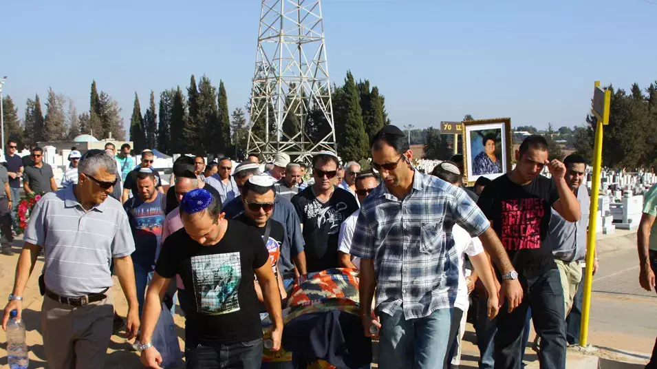 הלווית לריסה רובינוב, שנפגעה בתאונת פגע וברח בנתניה , אוגוסט 2012 הלווית לריסה רובינוב, שנפגעה בתאונת פגע וברח בנתניה , אוגוסט 2012