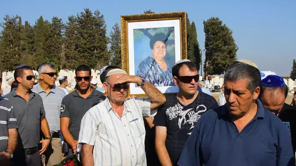 הלווית לריסה רובינוב, שנפגעה בתאונת פגע וברח בנתניה , אוגוסט 2012 הלווית לריסה רובינוב, שנפגעה בתאונת פגע וברח בנתניה , אוגוסט 2012