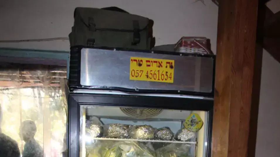 משטרת ישראל תפסה שישה חשודים בעליה של חברת "גת-עדן חקלאות אורגנית" - רשת ייצור והפצה של משקאות אנרגיה "גרין אנרג'י" שאליהם הוכנסו חומרים אסורים ,ירושלים, אוגוסט 2012 משטרת ישראל תפסה שישה חשודים בעליה של חברת "גת-עדן חקלאות אורגנית" - רשת ייצור והפצה של משקאות אנרגיה "גרין אנרג'י" שאליהם הוכנסו חומרים אסורים ,ירושלים, אוגוסט 2012