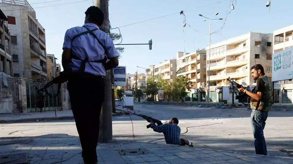 כוחות של מחתרת "הצבא הסורי החופשי" בעיר חלב, סוריה, אוגוסט 2012 כוחות של מחתרת "הצבא הסורי החופשי" בעיר חלב, סוריה, אוגוסט 2012