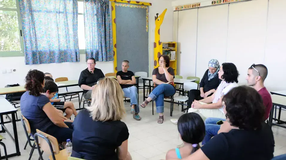 משפחתו של אחמד חג'אזי לאחר מותו ומות בנו בזנזיבר, נווה שלום, אוגוסט 2012
