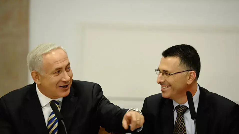 בנימין נתניהו וגדעון סער בחדר המצב של משרד החינוך בנימין נתניהו וגדעון סער בחדר המצב של משרד החינוך
