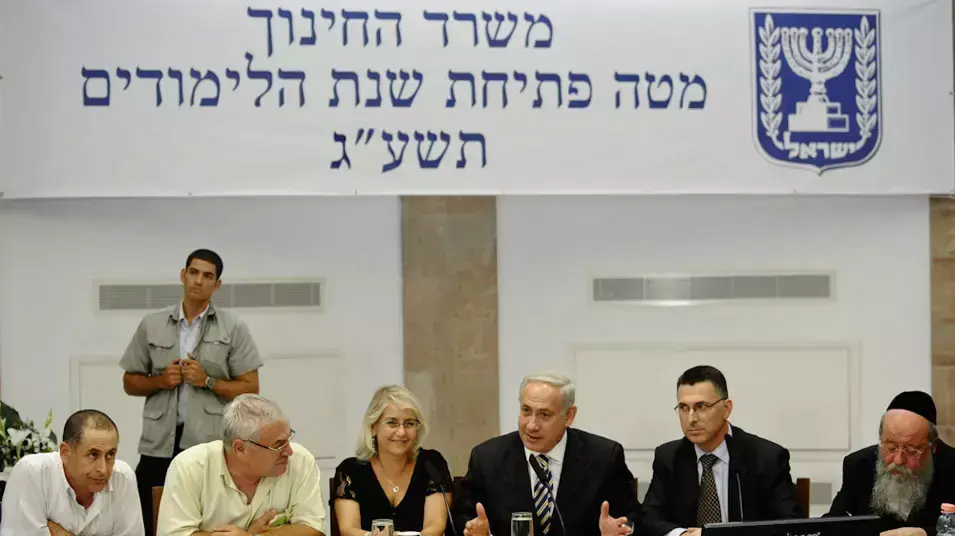 בנימין נתניהו וגדעון סער בחדר המצב של משרד החינוך בנימין נתניהו וגדעון סער בחדר המצב של משרד החינוך